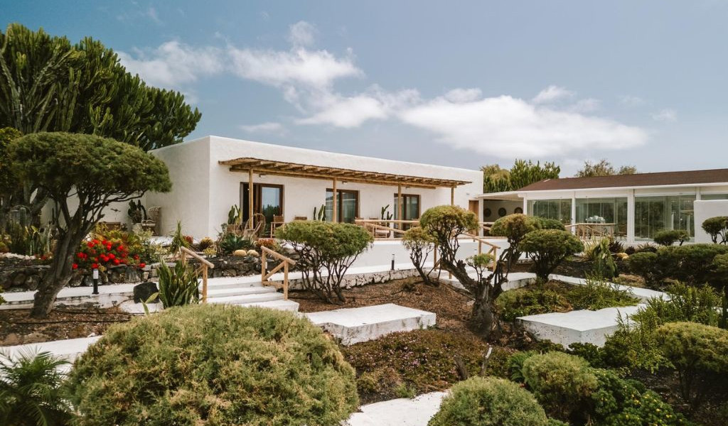 Weiße Villa in schöner Gartenlandschaft in Teneriffa.