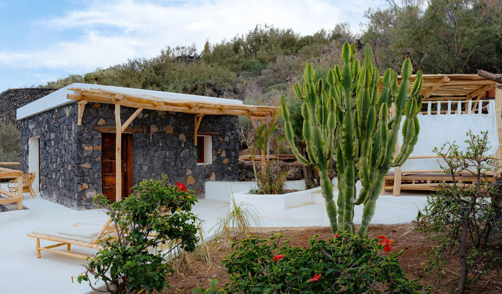 Steinhaus mit Kakteen in einer Landschaft von Tenerife.