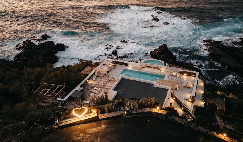 Luxuriöser Poolbereich am Ufer in Tenerife bei Sonnenuntergang.