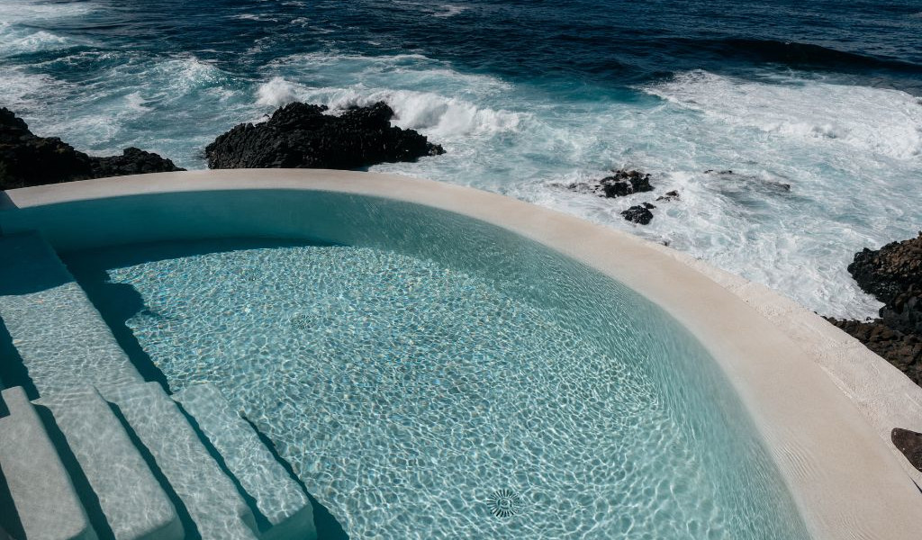 Infinity-Pool mit Blick aufs Meer bei Garachico, Teneriffa.