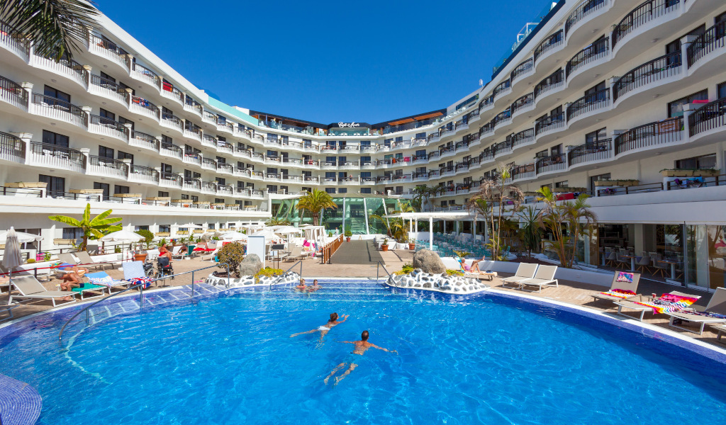 Großes Hotel mit Pool und Menschen, die schwimmen, Lage in Costa Adeje, Teneriffa.