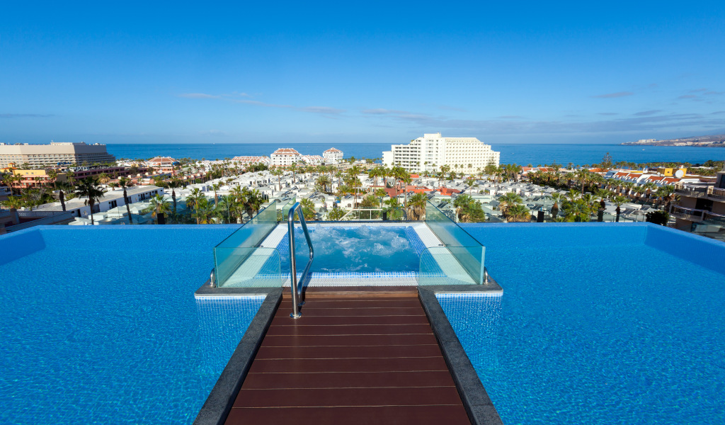 Infinity-Pool mit Meerblick in Playa de las Américas, Tenerife.