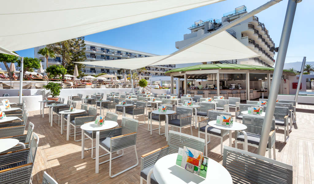Terrasse eines Restaurants in einem Hotel in Costa Adeje, Spanien.