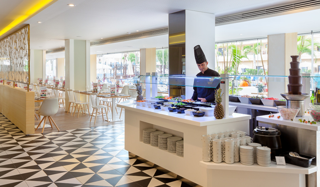 Koch bereitet Buffet im Restaurant in Costa Adeje, Teneriffa, vor.