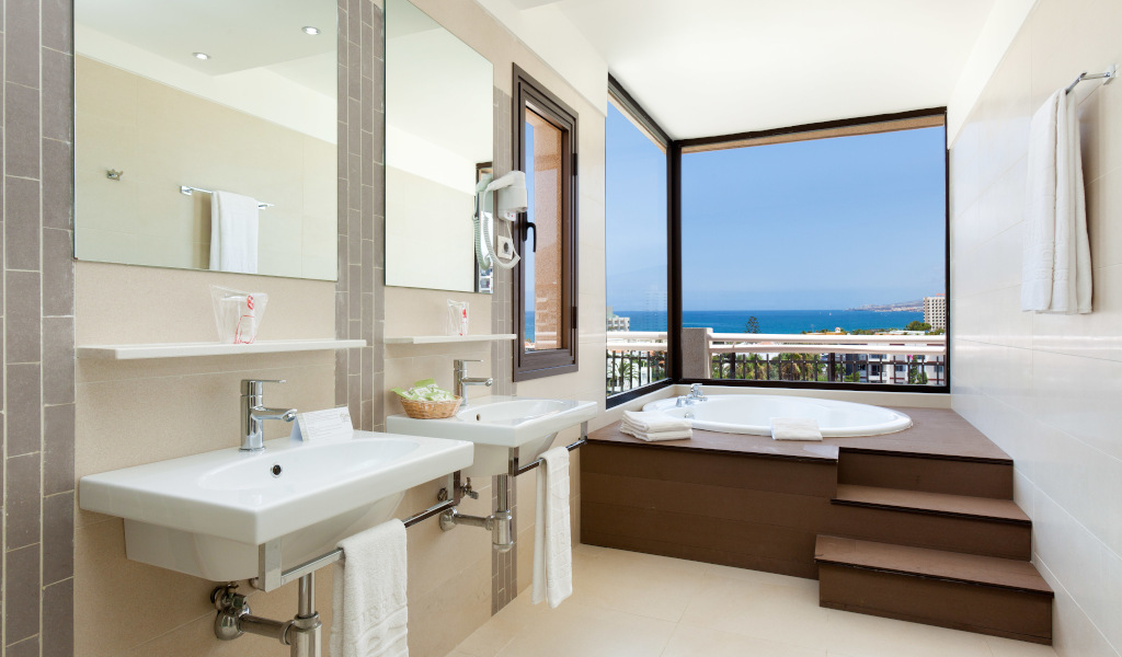 Badezimmer mit Meerblick auf Teneriffa, zwei Waschbecken und Whirlpool.