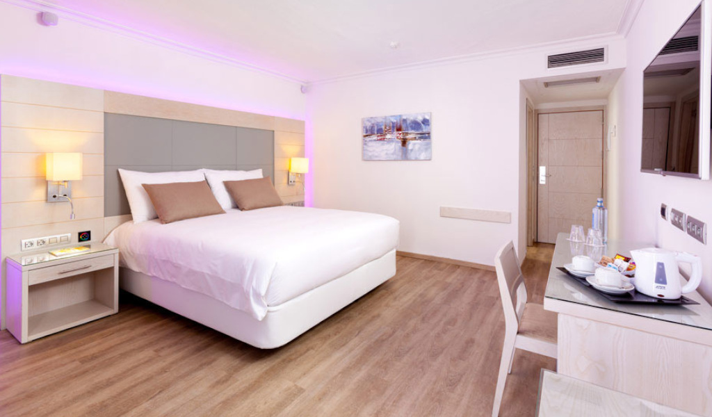 Modernes Hotelzimmer mit großem Bett in Santa Cruz de Tenerife.