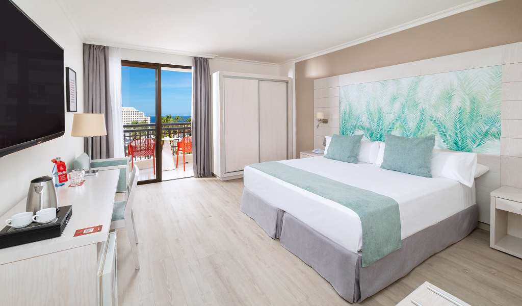 Modernes Hotelzimmer mit Balkonblick auf Costa Adeje, Tenerife.