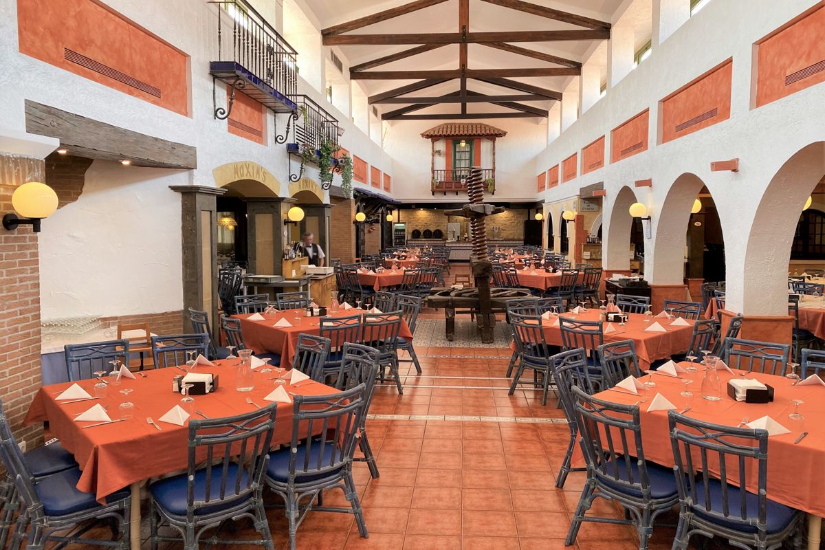 Restaurant mit gedeckten Tischen und Holzdecke in Tenerife.