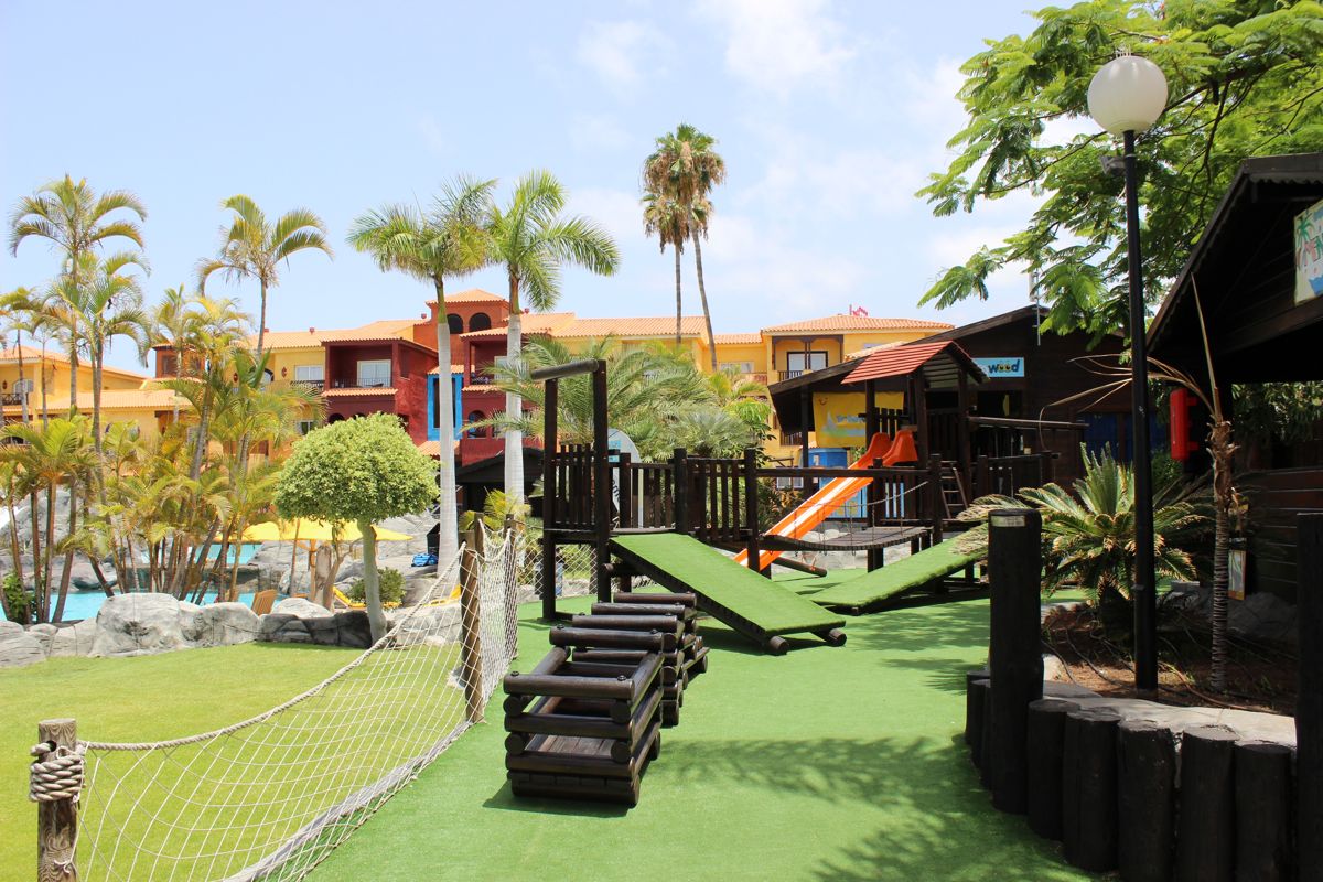 Kinderspielplatz mit Rutsche in einem Ferienresort in Costa Adeje, Teneriffa.