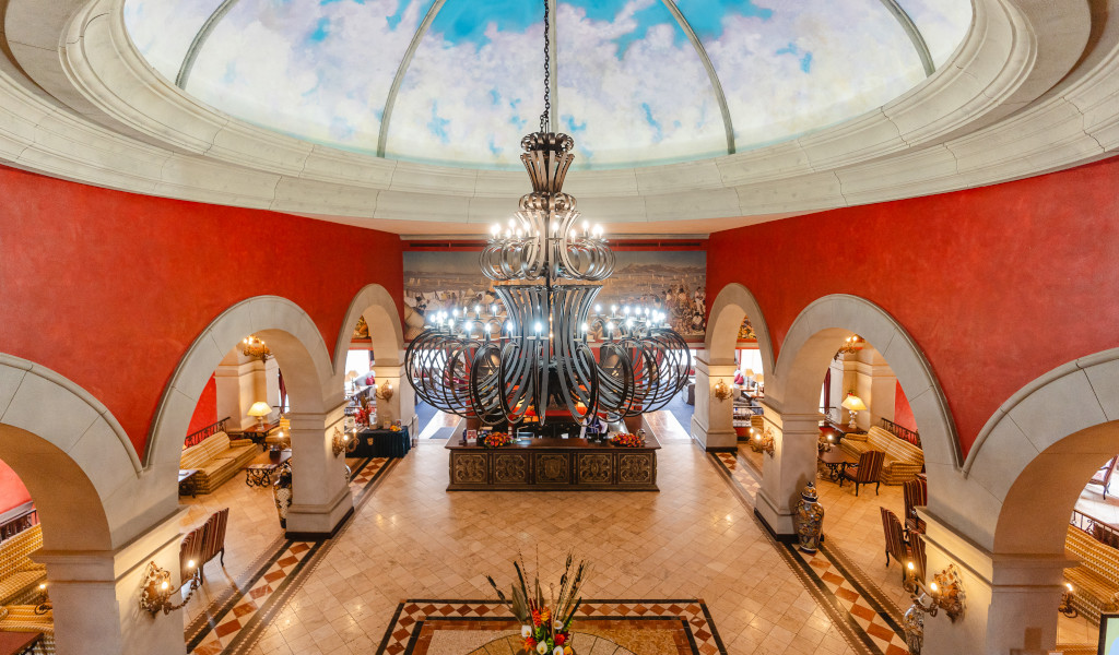 Große Halle in Hotel mit Kuppeldecke und Kronleuchter, Teneriffa.