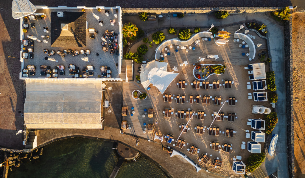 Luftbild von Sonnenliegen und Terrasse in Costa Adeje, Teneriffa.