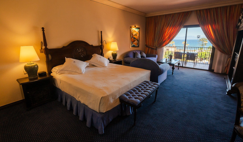 Geräumiges Hotelzimmer mit Balkon und Meerblick in Puerto de la Cruz, Teneriffa.
