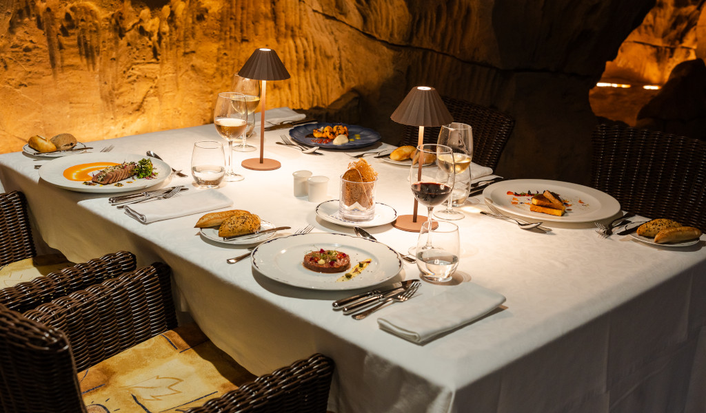 Ein gedeckter Tisch mit verschiedenen Speisen in einem Höhlenrestaurant in Tenerife.