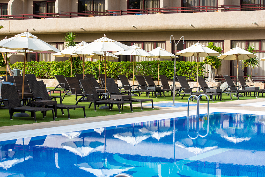 Sonnenliegen und -schirme am Pool in Puerto de la Cruz, Teneriffa.