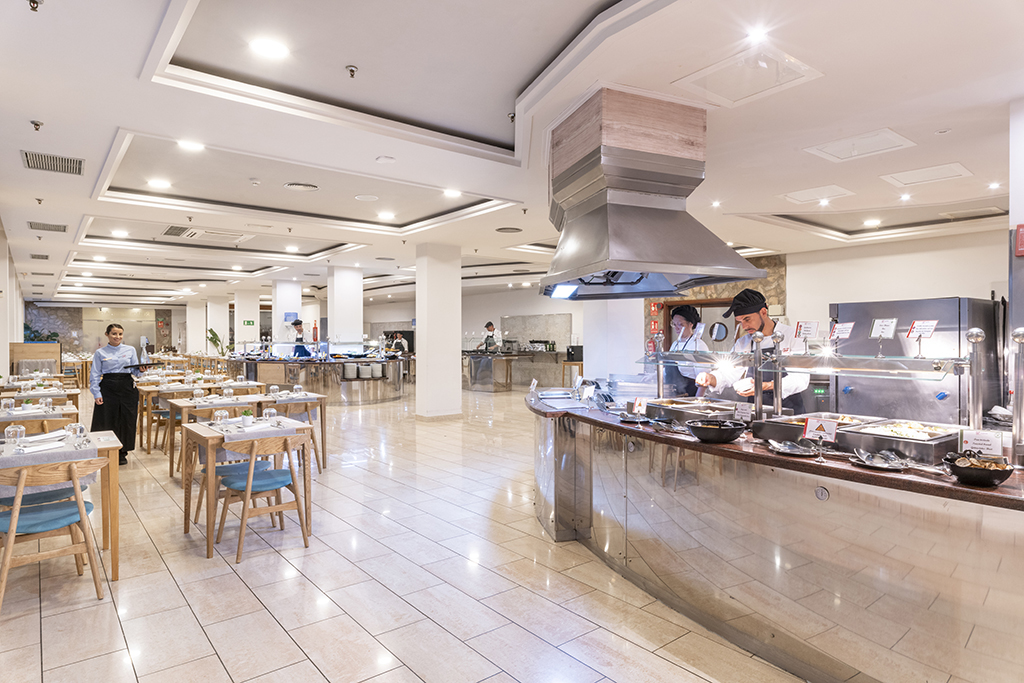 Restaurant mit Buffet und Personal in Santa Cruz de Tenerife.