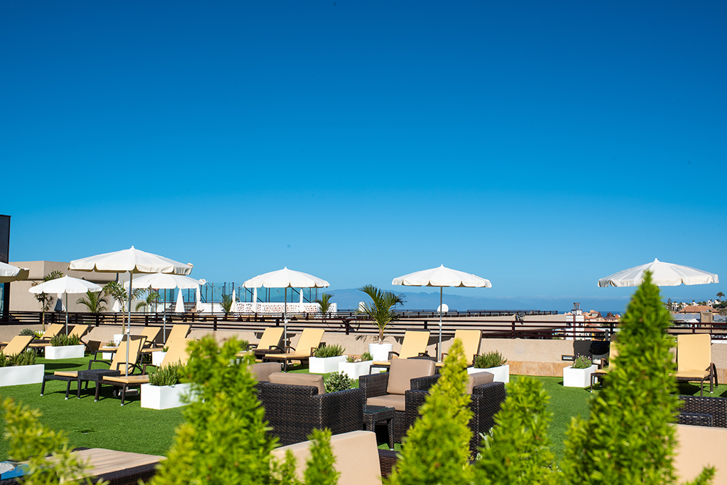 Sonnenschirme und Sonnenliegen auf einer Dachterrasse in Costa Adeje, Teneriffa.