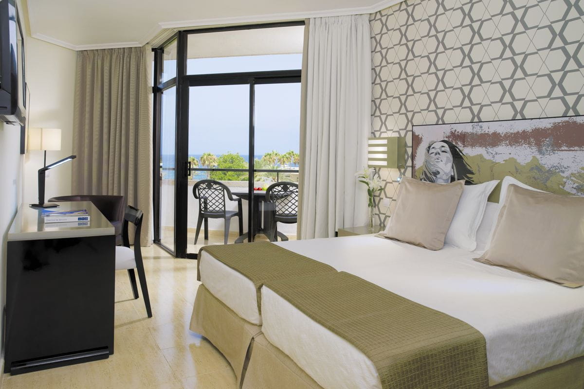 Hotelzimmer mit Balkonblick auf das Meer in Teneriffa.