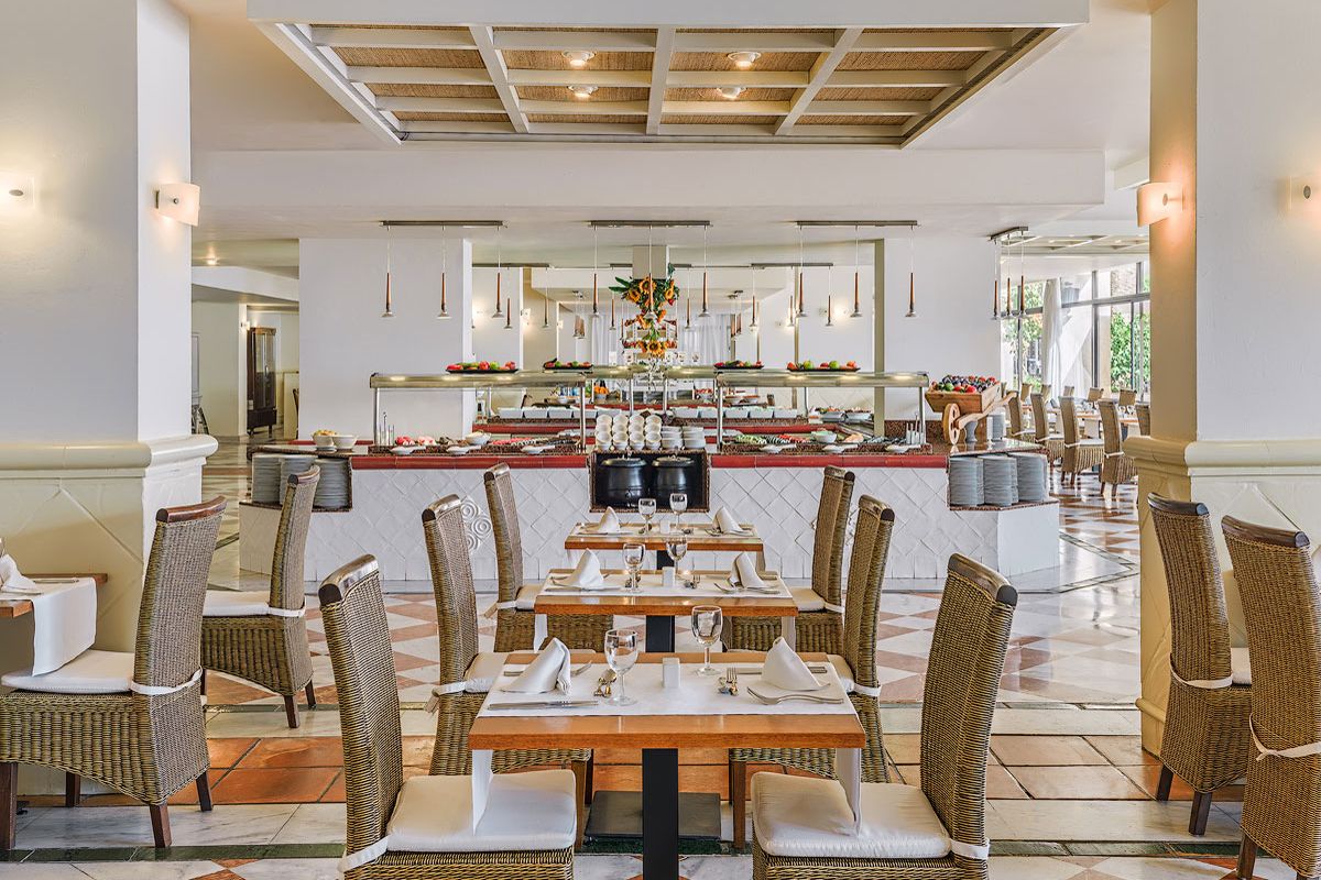 Restaurant mit gedeckten Tischen und Buffet in Santa Cruz de Tenerife.