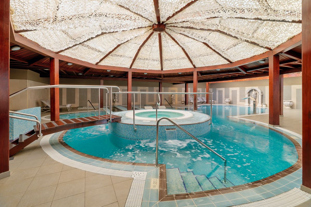 Innenpool im Spa-Bereich mit runder Whirlpool und Brücke in Teneriffa.