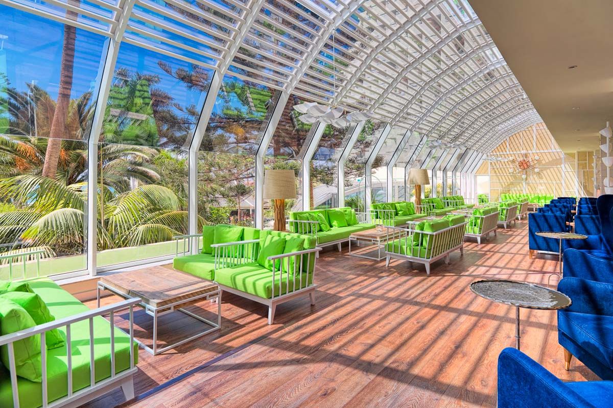 Innenraum mit grünen Sofas und Glasdach in Puerto de la Cruz, Teneriffa.