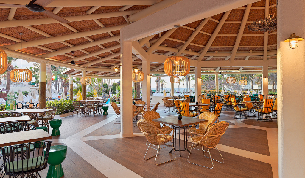 Offenes Restaurant mit Tischen und Stühlen in Costa Adeje, Teneriffa.