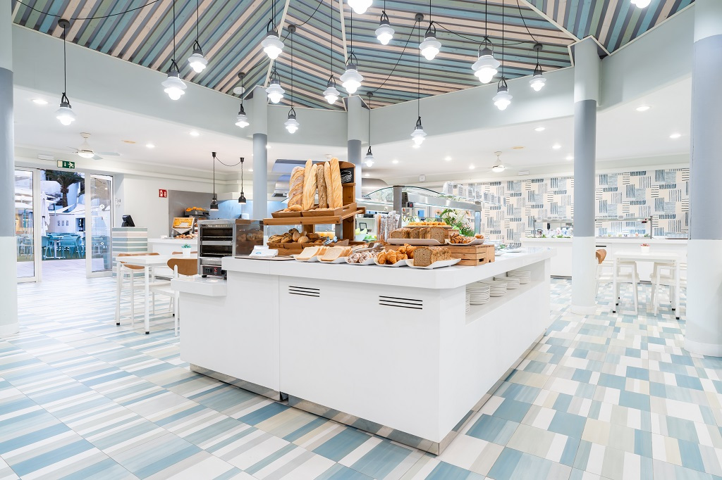 Großer Buffetbereich in einem Restaurant in Costa Adeje mit verschiedenen Brotsorten.