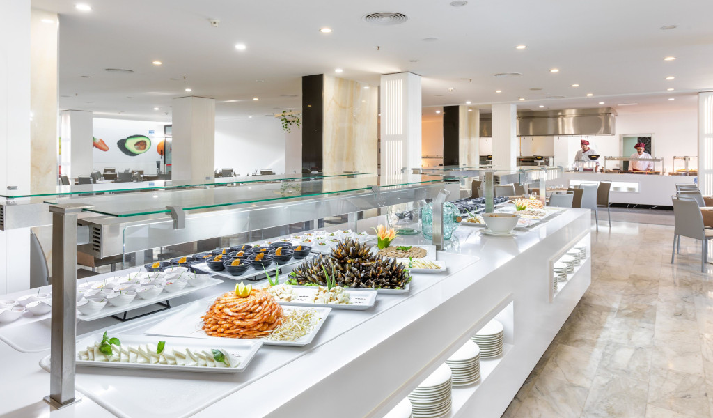 Buffet mit Meeresfrüchten und Obst in einem Restaurant in Costa Adeje.