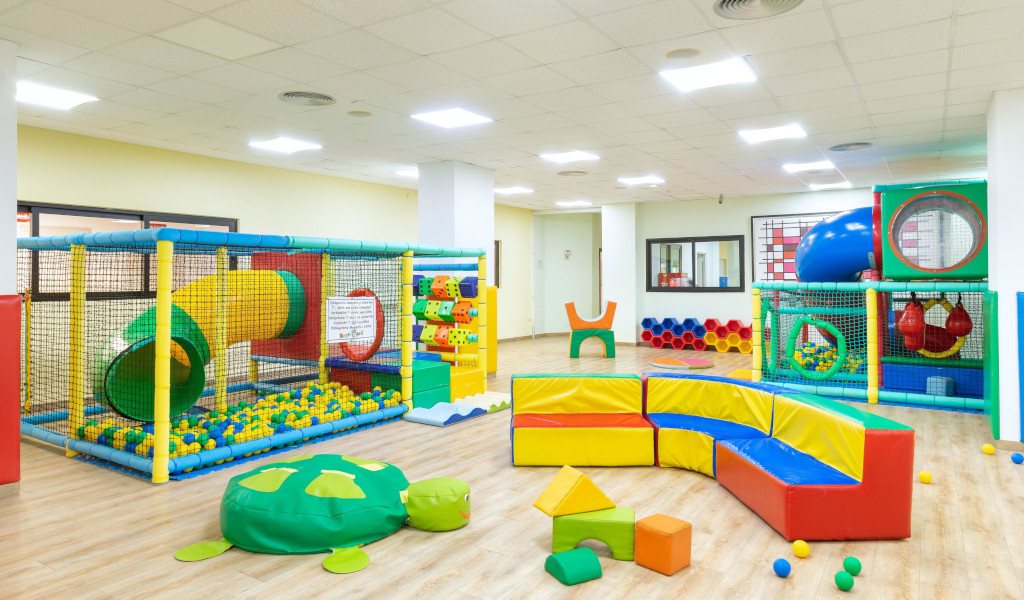 Indoor-Kinderspielplatz mit Rutsche und Bällen in Santa Cruz de Tenerife.