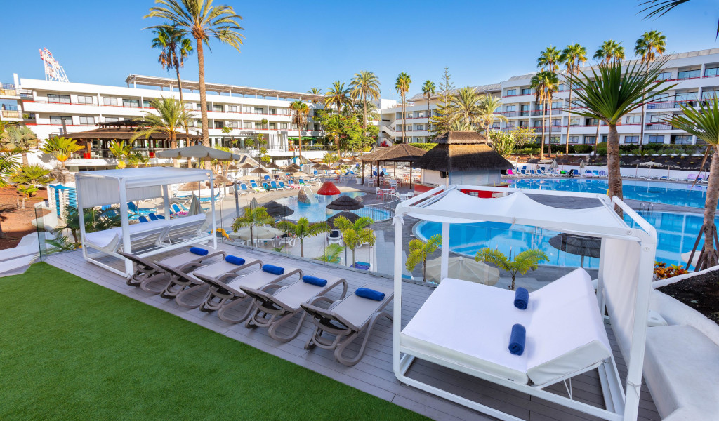 Sonnenliegen und Poolbereich in einem Hotel in Costa Adeje, Teneriffa.
