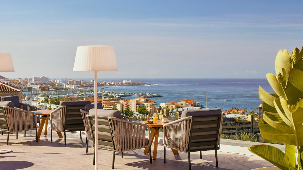Terrasse mit Sesseln und Meerblick in Teneriffa.