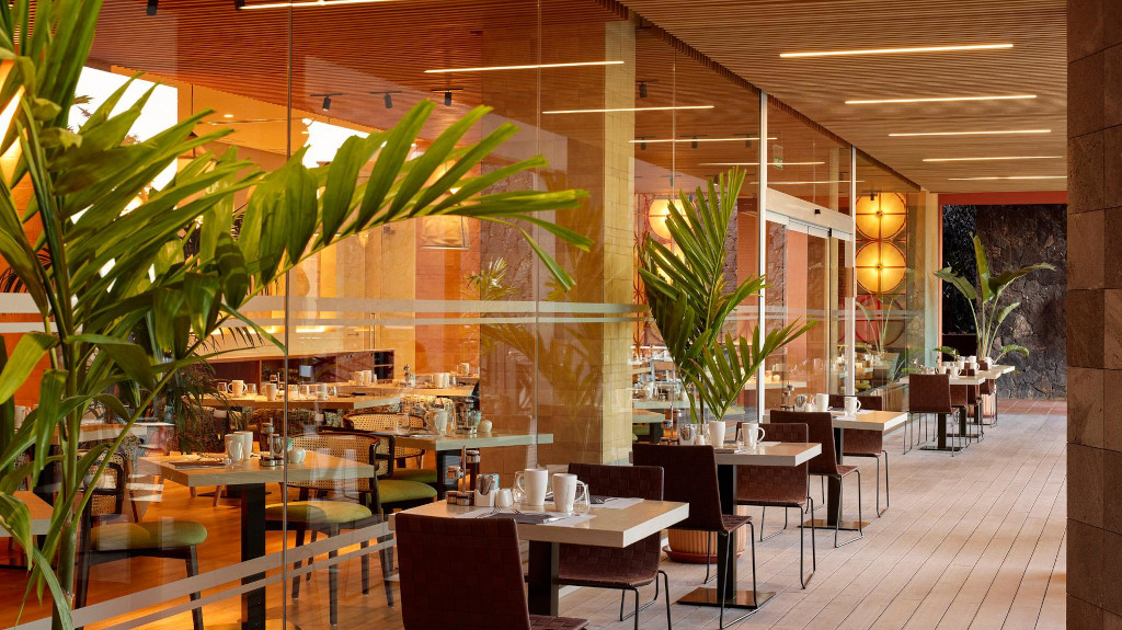 Restaurant mit Terrassenblick und gedeckten Tischen in Teneriffa.