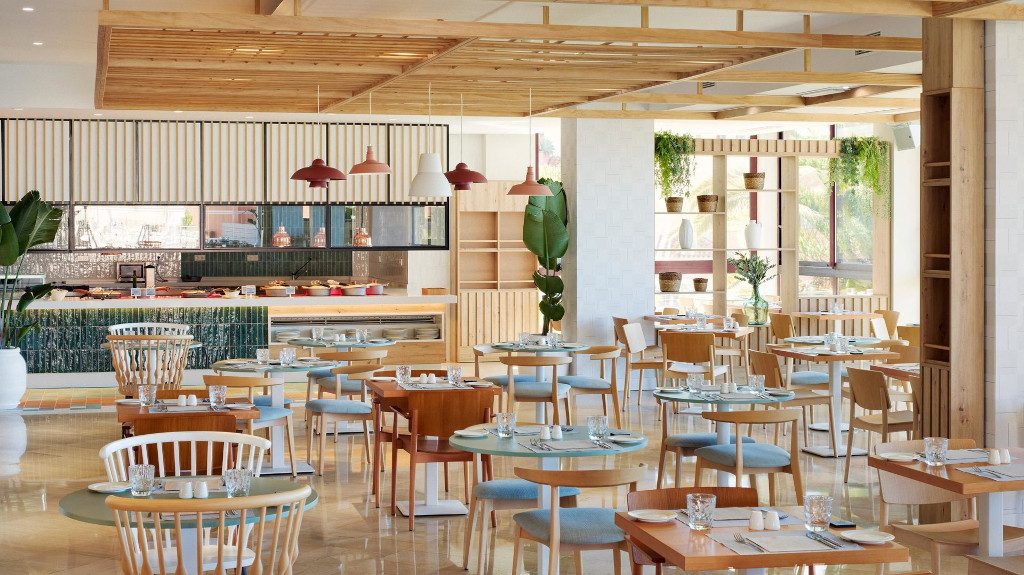Elegantes Restaurant in Teneriffa mit Holzdekor und gedeckten Tischen.