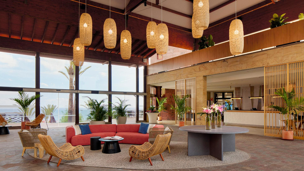 Großzügige Lobby mit modernen Möbeln und Pflanzen in einem Hotel in Tenerife.