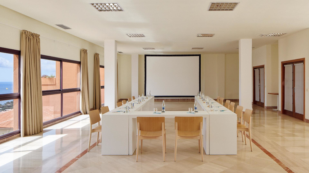 Konferenzraum mit großem Bildschirm und Meerblick in Puerto de la Cruz, Teneriffa.