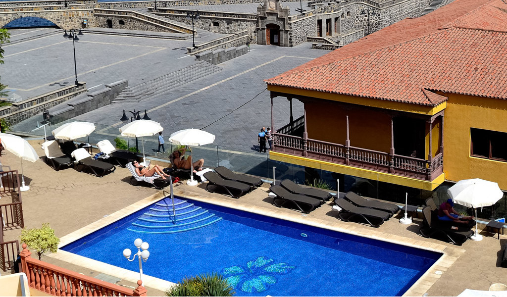 Ein Pool mit Liegestühlen und Sonnenschirmen in La Orotava, Teneriffa.