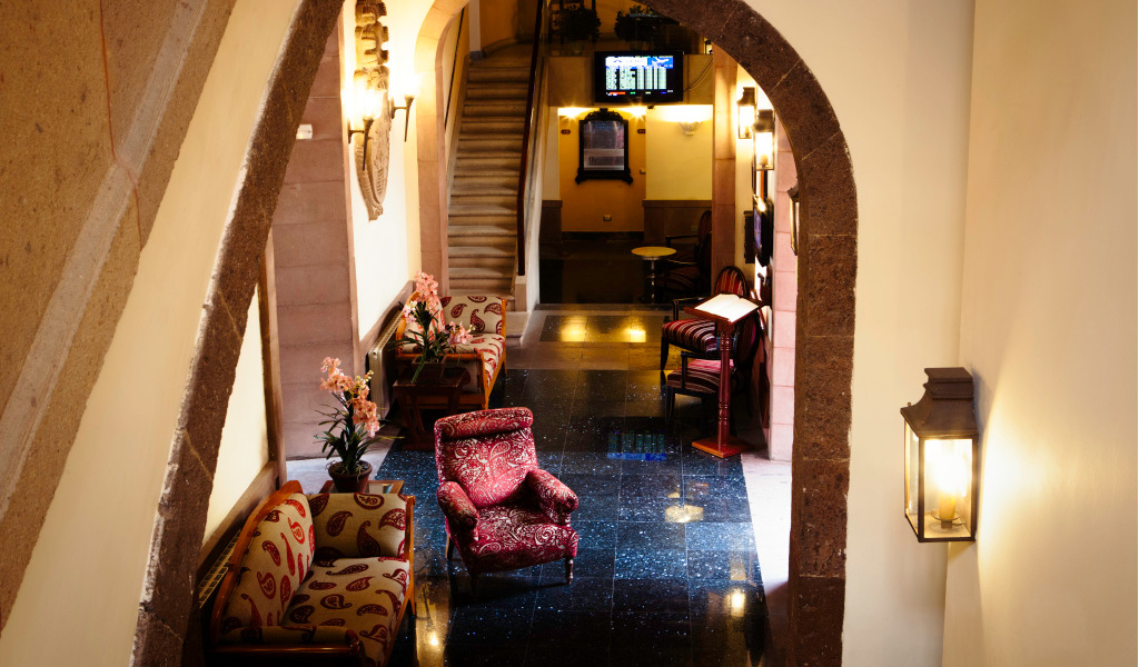 Innenbereich eines stilvollen Gebäudes in Santa Cruz de Tenerife, mit Sofa und Treppen.