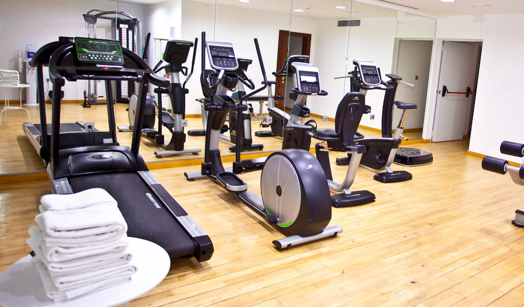 Fitnessraum mit Laufbändern und Ergometern in einem Hotel auf Teneriffa.