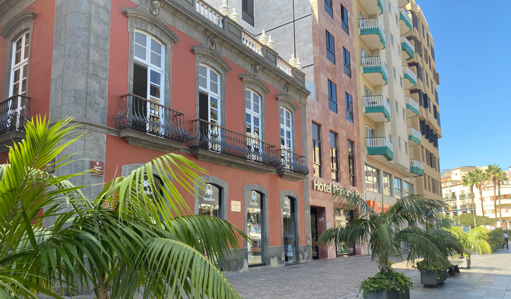 Historisches Gebäude neben modernen Hotelgebäude in Puerto de la Cruz, Teneriffa.