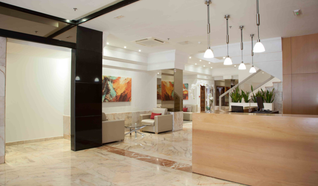 Lobby eines Hotels in Santa Cruz de Tenerife mit Sitzbereich und Empfangstheke.