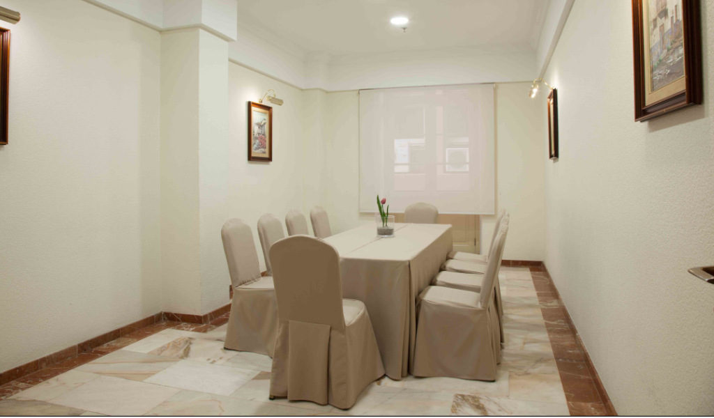 Konferenzraum mit Tisch und Stühlen im Hotel in Puerto de la Cruz, Teneriffa.