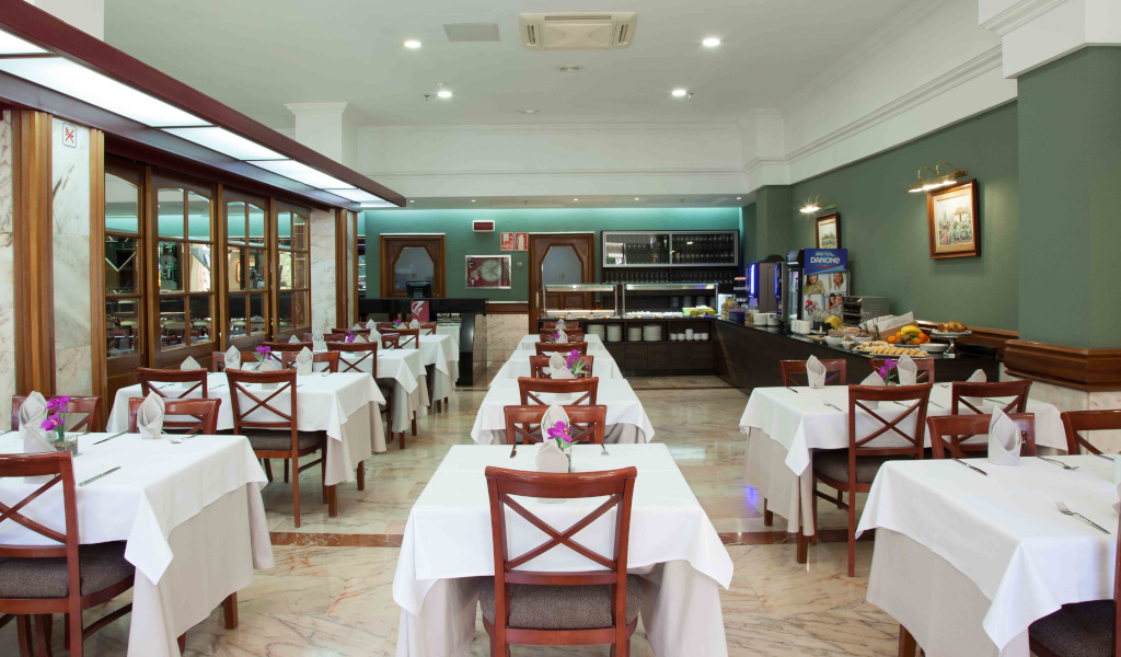Restaurant in Santa Cruz de Tenerife mit gedeckten Tischen und Buffetbereich.