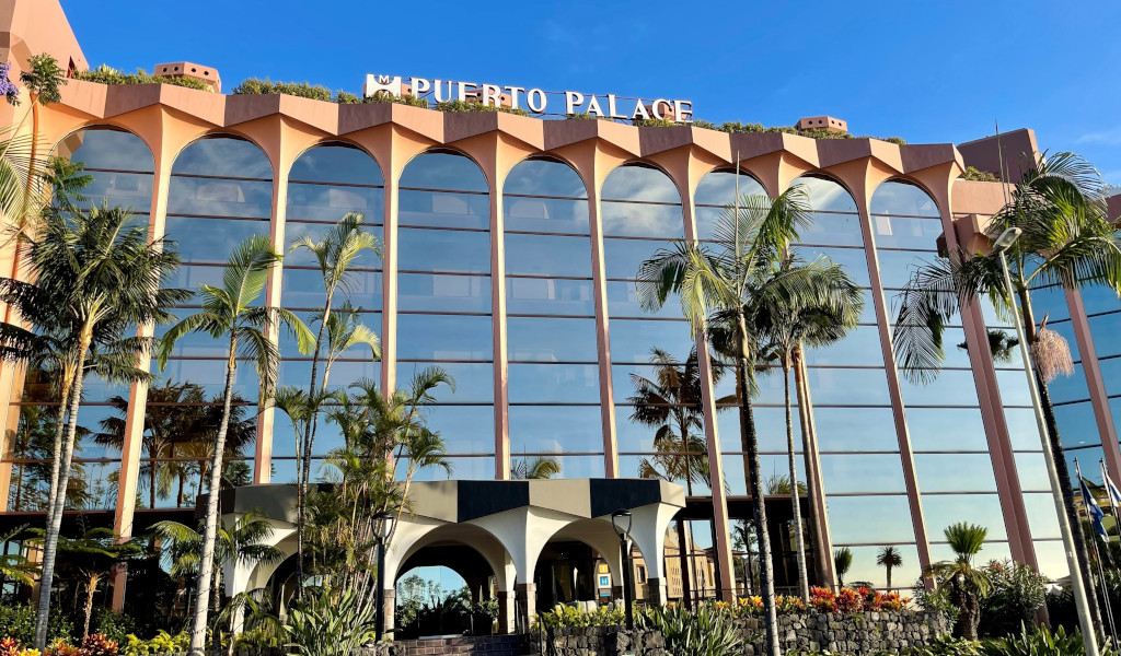 Hotelgebäude Puerto Palace mit Palmen in Puerto de la Cruz, Teneriffa.