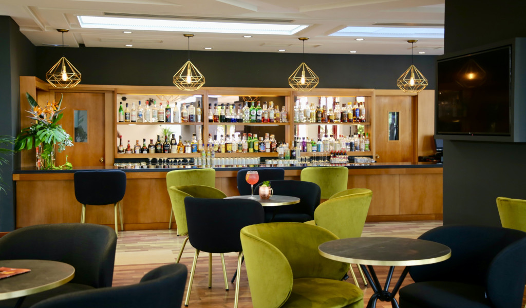 Bar mit einer Auswahl an Flaschen und Sitzgelegenheiten auf Teneriffa.