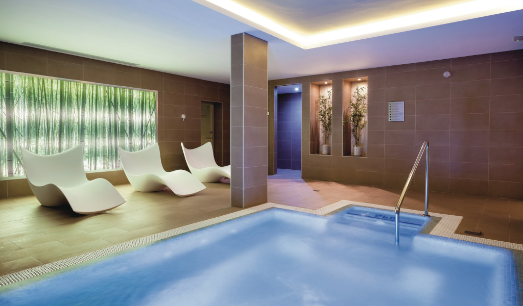 Innenpool und Liegestühle in modernem Spa-Bereich in Puerto de la Cruz, Teneriffa.