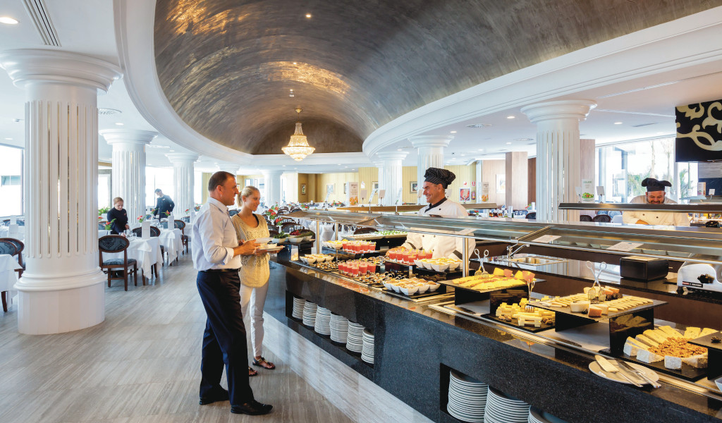Restaurantbuffet mit Gästen und Personal im Hotel auf Teneriffa.
