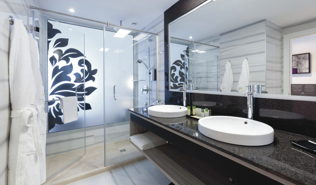 Modernes Badezimmer mit zwei Waschbecken und Dusche in einem Hotel in Tenerife.