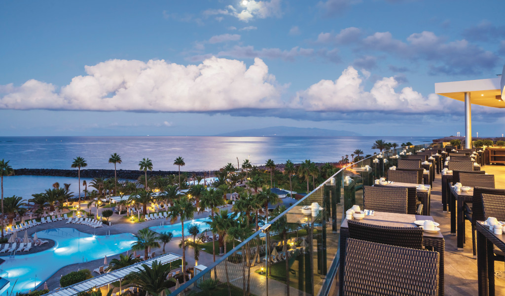 Dachterrasse mit Restaurants und Poolblick am Meer in Costa Adeje, Teneriffa.