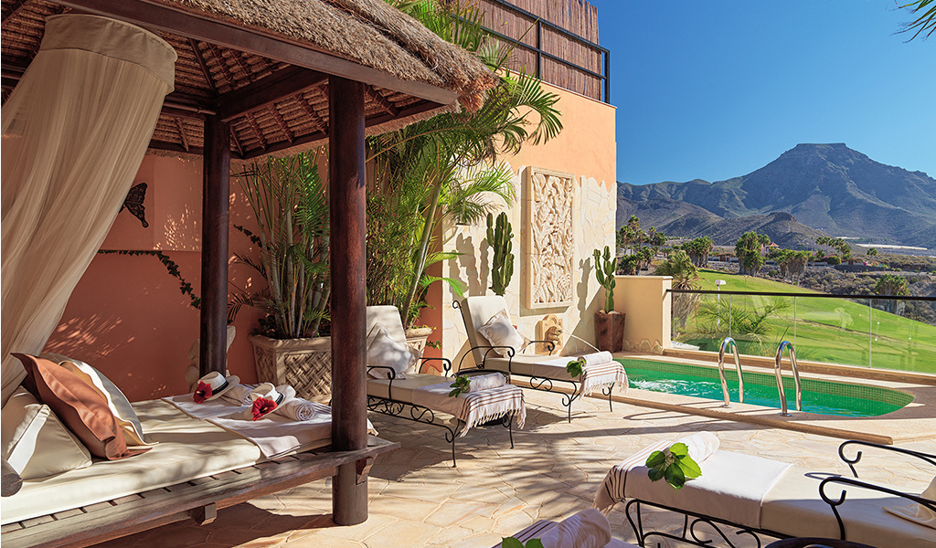 Luxuriöser Außenbereich mit Pool und Aussicht auf die Berge in Tenerife.