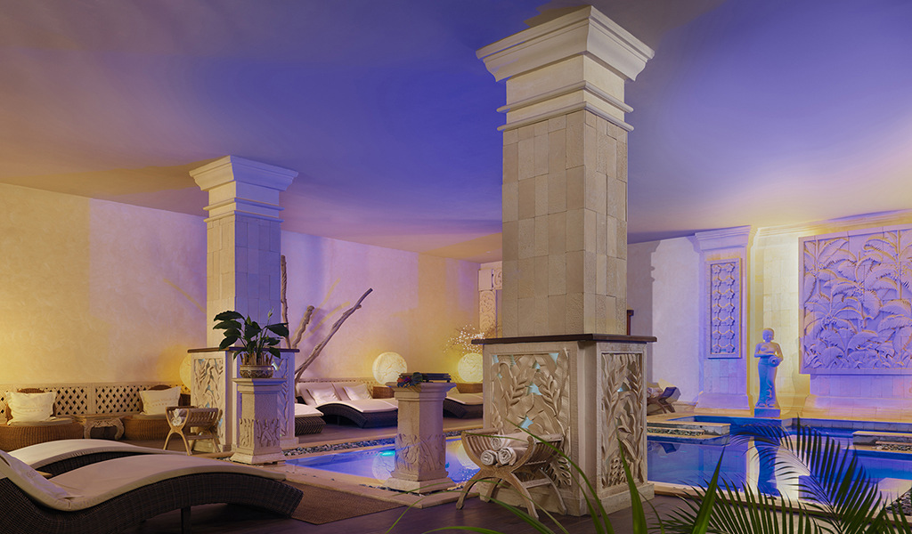 Innenraum eines Spas mit Säulen, Dekorationen und Liegen in Tenerife.