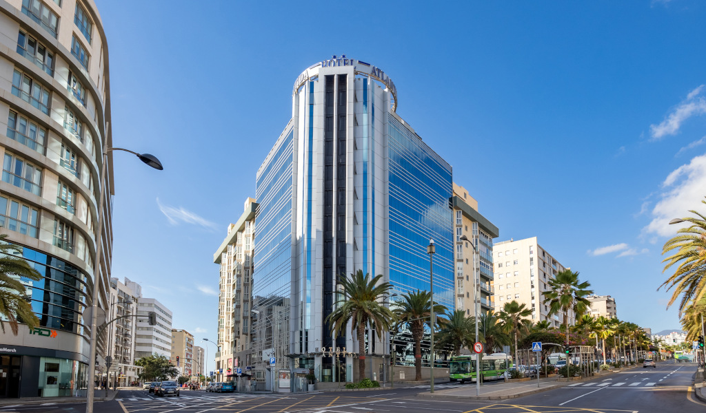 Moderne Hochhäuser und Palmen in Santa Cruz de Tenerife.